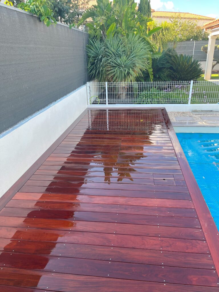 Bord de piscine bois